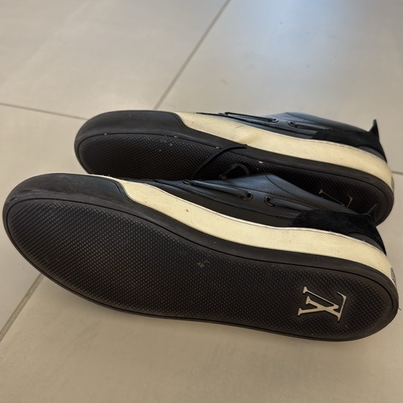 Size 8 Louis Vuitton black 
Good shape - Picture 3 of 5
